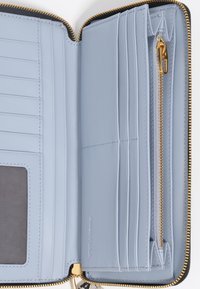 Cartera de cuero azul claro con cierre de cremallera, múltiples ranuras para tarjetas y un bolsillo con cremallera. Textura suave con acentos de hardware en tono dorado.