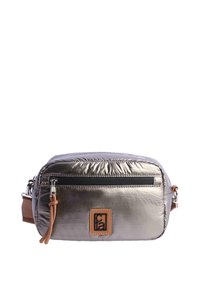 Bolso bandolera plateado metálico con una superficie texturizada, bolsillo con cremallera en la parte frontal y una etiqueta de cuero marrón con el logotipo. Se incluye una correa ajustable.