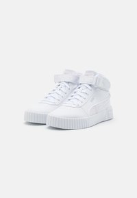 Białe sneakersy w stylu high-top z gładką skórzaną cholewką, teksturowaną gumową podeszwą, sznurówkami oraz regulowanym paskiem dla lepszego dopasowania.