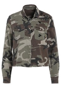 Chaqueta abotonada de camuflaje con dos bolsillos en el pecho y adornos de perlas negras en la parte superior delantera y los hombros.
