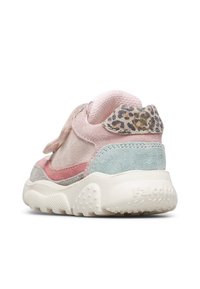 Sneaker in suede pastello rosa, blu e grigio con chiusura in Velcro; presenta un accento a stampa leopardata, suola texturizzata e tallone imbottito per il comfort.