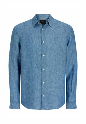 Modra lanena srajca z dolgimi rokavi, običajnim ovratnikom in belimi gumbi spredaj na belem ozadju.