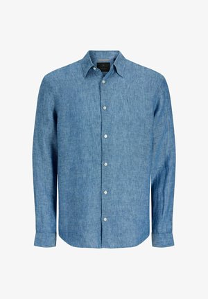 Modra lanena srajca z dolgimi rokavi, običajnim ovratnikom in belimi gumbi spredaj na belem ozadju.