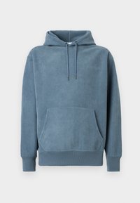 Sudadera azul de tela acanalada con bolsillo frontal, capucha con cordón y un sutil logo bordado en el pecho.