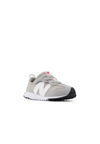 Scarpa sportiva grigia con tomaia in rete traspirante, accenti bianchi, lacci rotondi e suola in gomma nera testurizzata. Presenta un design curvo ispirato allo sport.