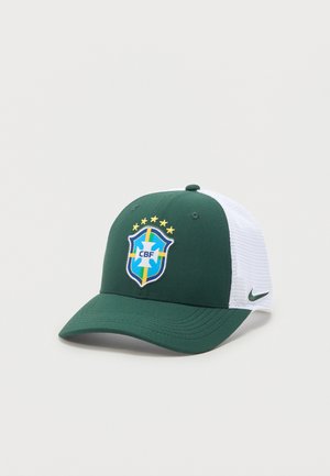 Casquette de baseball Nike verte et blanche avec le logo de la fédération brésilienne de football et cinq étoiles dorées sur le panneau avant.