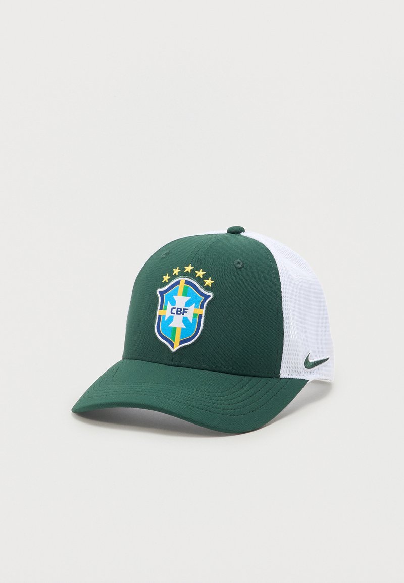 Πράσινο και λευκό καπέλο μπάιζμπολ Nike με το λογότυπο της ποδοσφαιρικής ομοσπονδίας της Βραζιλίας και πέντε χρυσά αστέρια στο μπροστινό πάνελ.