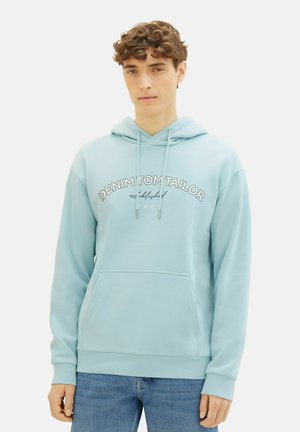 Lichtblauwe hoodie van zachte stof, met een buidelzak aan de voorkant, een trekkoordkap en bedrukte tekst: "DENIM TOM TAILOR opgericht 2007."