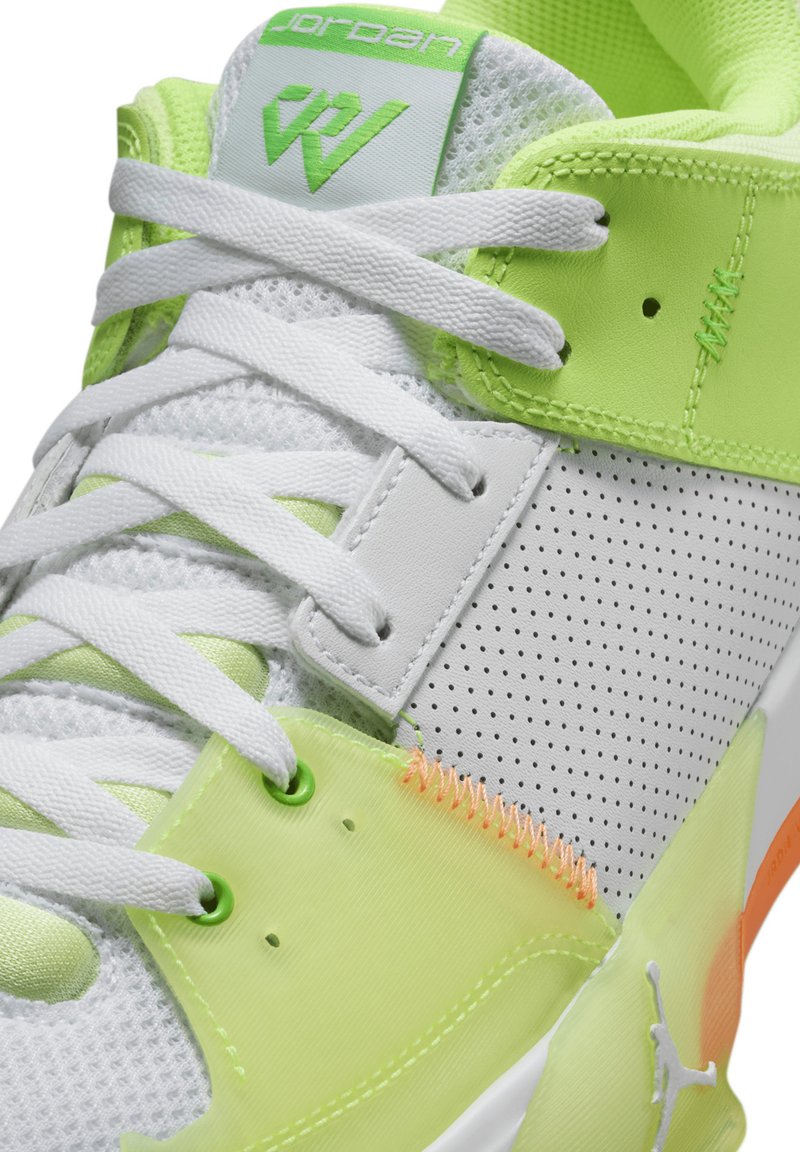 Zapatillas blancas y verde claro con materiales de malla y sintéticos, detalles perforados y costuras en contraste. Presenta ojetes y acentos verdes.