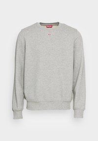 Šedá mikina vyrobená z měkké tkaniny, s kulatým výstřihem, žebrovanými manžetami a malým červeným logem na hrudi.