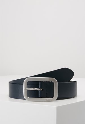 Marineblauer Ledergürtel mit einer rechteckigen silbernen Metallschnalle. Glatte Oberfläche, schlichtes Design, sich verjüngendes Ende und eine kontrastierende Innenauskleidung.