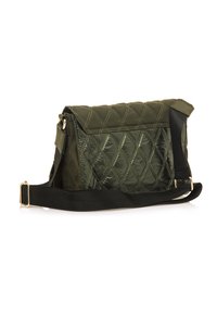 Borsa a tracolla trapuntata verde oliva, realizzata in nylon, con accenti in metallo dorato, una tracolla nera regolabile e chiusura a pattina.