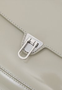 Coccinelle Kabelka - light grey