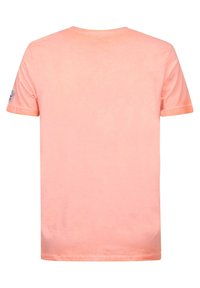 Krátkoročná majica iz mehkega bombaža v svetlo koralni barvi, z okroglim izrezom in gladko teksturo brez vzorcev.