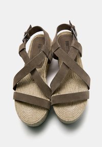 Braune Wildledersandalen mit überkreuzten Riemen, strukturiertem Seilsohle und verstellbarem Schnallenverschluss. Mit gepolstertem Fußbett für zusätzlichen Komfort.