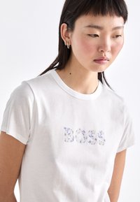 BOSS Apdrukāts T-krekls - white