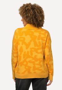 Ulla Popken BUCHSTABEN ROLLKRAGEN LANGARM - Strickpullover - yellow