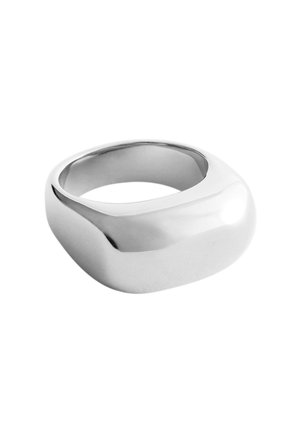Anello spesso in argento lucidato con una forma rettangolare liscia e arrotondata e un centro vuoto.