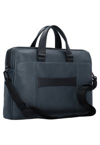 Bolso para portátil de cuero gris oscuro con acentos negros, doble asa, correa de hombro desmontable y un bolsillo frontal con una franja horizontal.