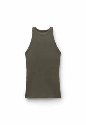 Ärmelloses, olivgrünes, geripptes Tanktop mit hohem Ausschnitt, flach auf weißem Hintergrund gelegt.