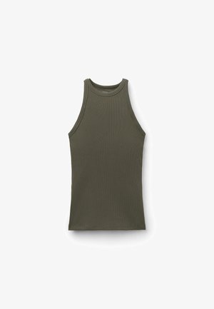 Ärmelloses, olivgrünes, geripptes Tanktop mit hohem Ausschnitt, flach auf weißem Hintergrund gelegt.