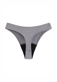 Grau und schwarze Tangas, weicher Stoff mit glatter Textur, ausgestattet mit einem kontrastierenden Mesh-Panel hinten und minimalistischem Design.