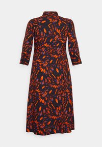 Zwarte jurk met lange mouwen, voorzien van een oranje en blauwe bladprint, een getailleerde pasvorm en een kraag. Gemaakt van zacht, gestructureerd materiaal.