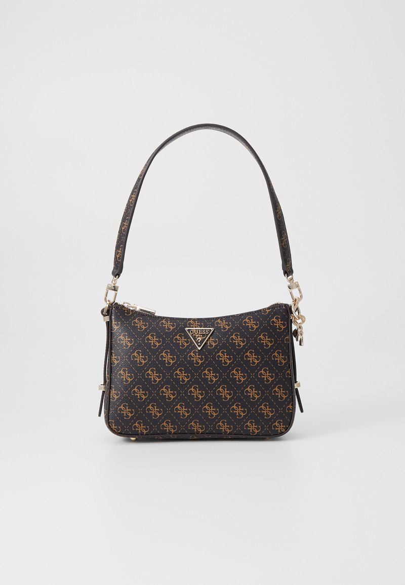 Borsa a tracolla nera in materiale sintetico con stampa logo color tan su tutta la superficie, hardware dorato, tracolla regolabile e chiusura con zip. Design rettangolare compatto.