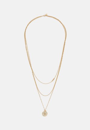 Gouden gelaagde ketting met drie fijne schakels, waarvan één met een ronde hanger met een ingewikkeld bloemmotief.