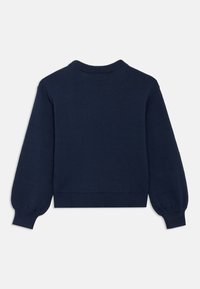 Πλεκτό πουλόβερ σε ναυτικό μπλε χρώμα με στρογγυλή λαιμόκοψη, μανσέτες και τελείωμα με ριμπ ύφανση. Διαθέτει μακριά μανίκια σε φουσκωτό στυλ και απλή, λεία υφή.