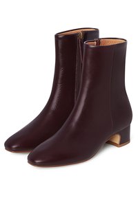 Burgundzkie skórzane botki za kostkę z ostrym noskiem, bocznym zamkiem błyskawicznym i niskim słupkowym obcasem. Gładka tekstura z eleganckim designem.