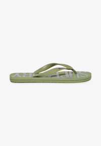 Grøn flip-flop med to remme, der har en struktureret overflade og en tyk sål. Ordet "SUPREME" er trykt fremtrædende i hvid.