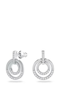 Boucles d'oreilles ton argent avec trois motifs circulaires concentriques ornés de strass transparents le long du bord inférieur et une fermeture à tige.