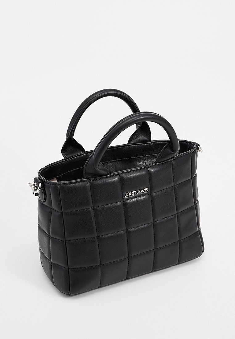 Schwarze gesteppte Handtasche mit strukturierter Form, glattem Leder, doppelten kurzen Henkeln und einem silbernen Logo-Detail auf der Vorderseite.