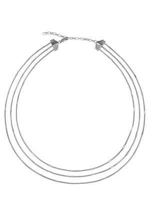 Collier argent à triple rangée avec de petites perles rectangulaires espacées uniformément le long de chaque chaîne et un fermoir mousqueton avec longueur ajustable.