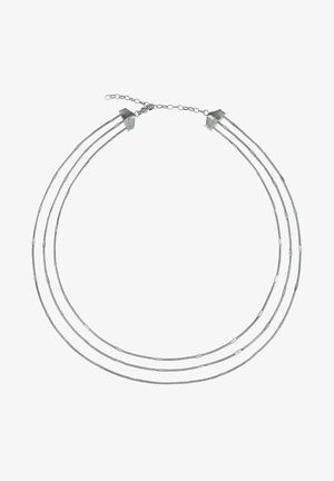 Collier argent à triple rangée avec de petites perles rectangulaires espacées uniformément le long de chaque chaîne et un fermoir mousqueton avec longueur ajustable.