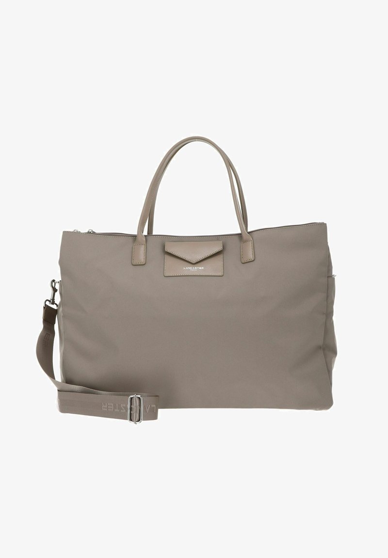 Sac fourre-tout en nylon gris avec des poignées supérieures doubles et une bandoulière amovible. Comprend une fermeture zippée centrale et un accent logo à l'avant.