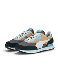 Baskets Puma présentant un mélange de suède gris, noir et orange avec une semelle intermédiaire blanche, des accents en plastique et des lacets blancs.