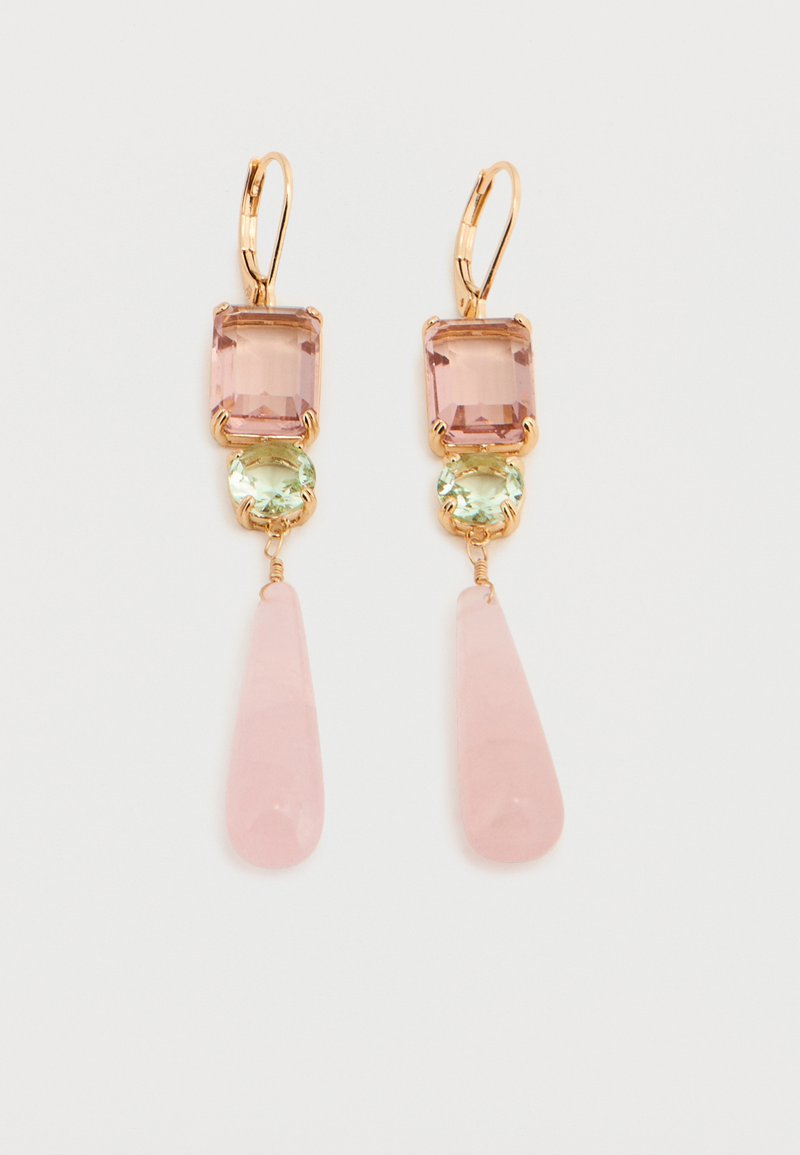 Χρυσά σκουλαρίκια με γάντζο, διακοσμημένα με ορθογώνιες ροζ, στρογγυλές ανοιχτοπράσινες και επιμηκυμένες ροζ πέτρες σε σχήμα σταγόνας.