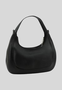 Borsa a spalla in pelle nera con una forma arrotondata, una tracolla singola e accessori in argento. La superficie ha una consistenza liscia con dettagli di cucitura sottili.