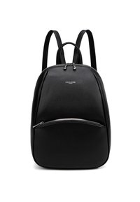 Sac à dos en cuir noir avec des bretelles réglables, un compartiment supérieur zippé et une poche frontale avec une fermeture éclair argentée. Fini texturé.