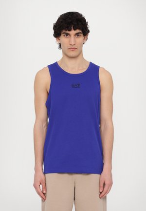 Royal blå tanktop laget av myk stoff, har rund hals og en liten svart EA7-logo på brystet. Ideell for hverdagsbruk.
