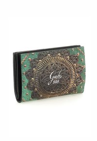Portafoglio in pelle verde con intricate decorazioni floreali in rilievo, accenti metallici e un logo. Il portafoglio ha una forma compatta e piegata.