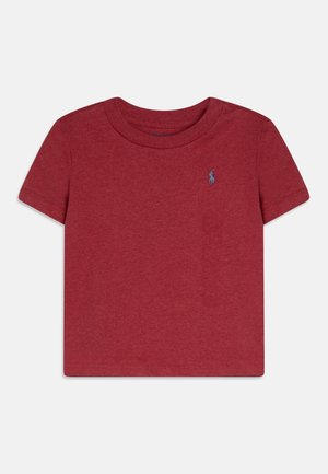 Korte rode katoenen peuter-T-shirt met ronde hals en klein geborduurd blauw logo op de linkerborst.