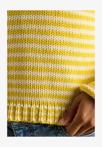 Selectat, yellow/white