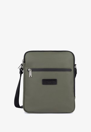 Borsa a spalla in nylon verde con zip nera, tracolla regolabile e tasca frontale. Presenta una forma rettangolare e una texture liscia.