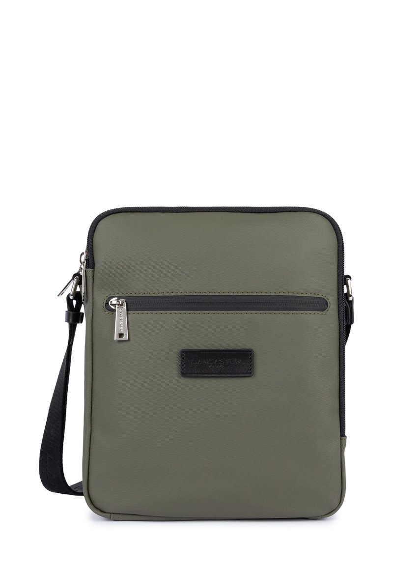 Borsa a spalla in nylon verde con zip nera, tracolla regolabile e tasca frontale. Presenta una forma rettangolare e una texture liscia.