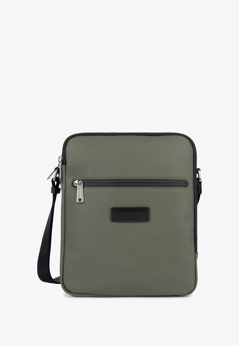 Borsa a spalla in nylon verde con zip nera, tracolla regolabile e tasca frontale. Presenta una forma rettangolare e una texture liscia.