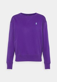 Långärmad lila crewneck-tröja med en liten ljusblå broderad hästlogga på vänster bröst.