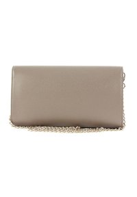 Beige texturerad fusk läderkuvertväska med ett guldkedjehandtag. Rektangulär form med en slät, ren framsida och avfasade kanter.